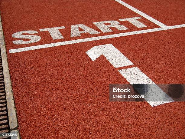 Vista Desde La Pista De Deporte Foto de stock y más banco de imágenes de Blanco - Color - Blanco - Color, Campo - Lugar deportivo, Carrera