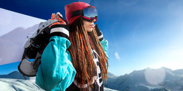 istock Female extreme snowboarder with snowboard 917737992