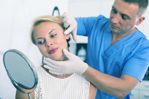 istock Man doctor is preparing female patient to procedure 917753992