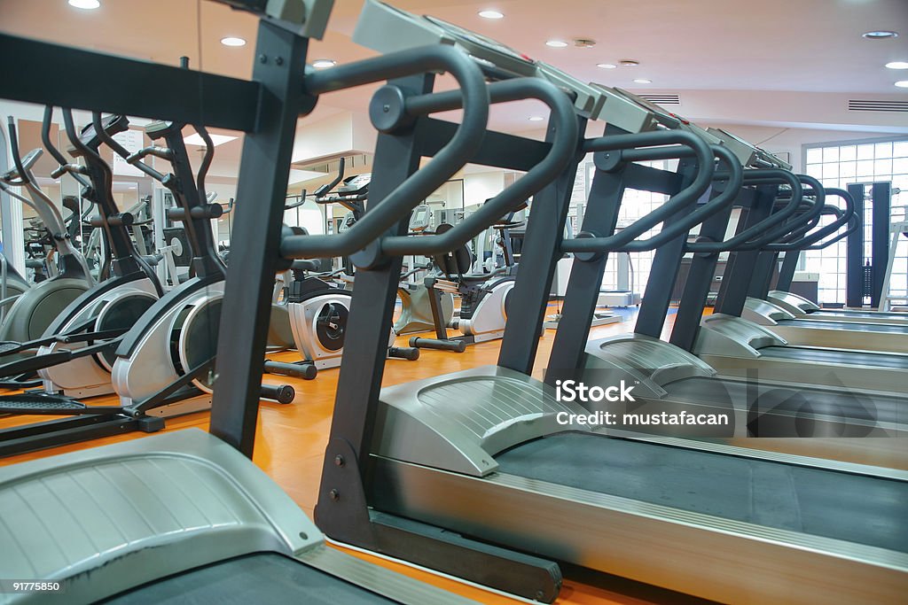 Trié vide tapis de course dans la salle de sport - Photo de Activité de loisirs libre de droits