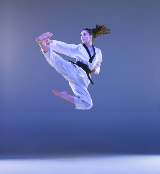 la fille de karaté avec ceinture noire - martial arts women tae kwon do black belt photos et images de collection