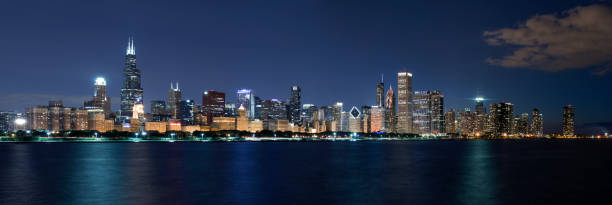 vista panorámica de chicago horizonte - chicago at night fotografías e imágenes de stock