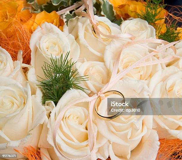 Foto de Anéis De Flores E Branco Rosas e mais fotos de stock de Anel - Joia - Anel - Joia, Bouquet, Branco