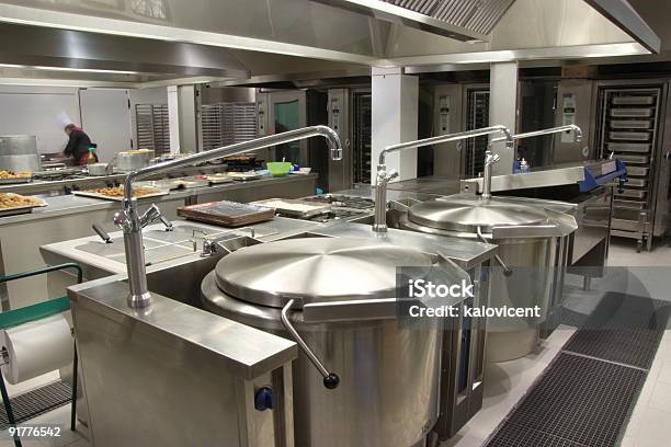 Cocina De Catering Foto de stock y más banco de imágenes de Acero inoxidable - Acero inoxidable, Cocina - Electrodomésticos, Cocina comercial