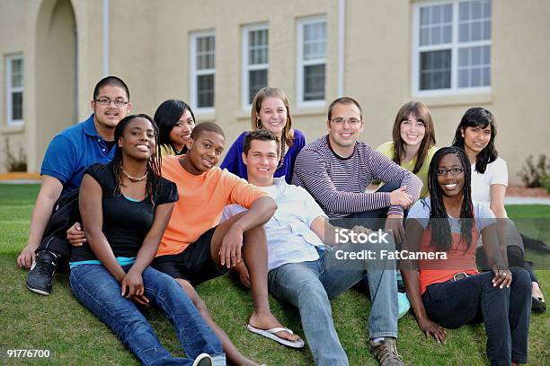 Grupo Multiétnico - Fotografias de stock e mais imagens de Aluno da Escola Secundária - Aluno da Escola Secundária, 18-19 Anos, 20-24 Anos