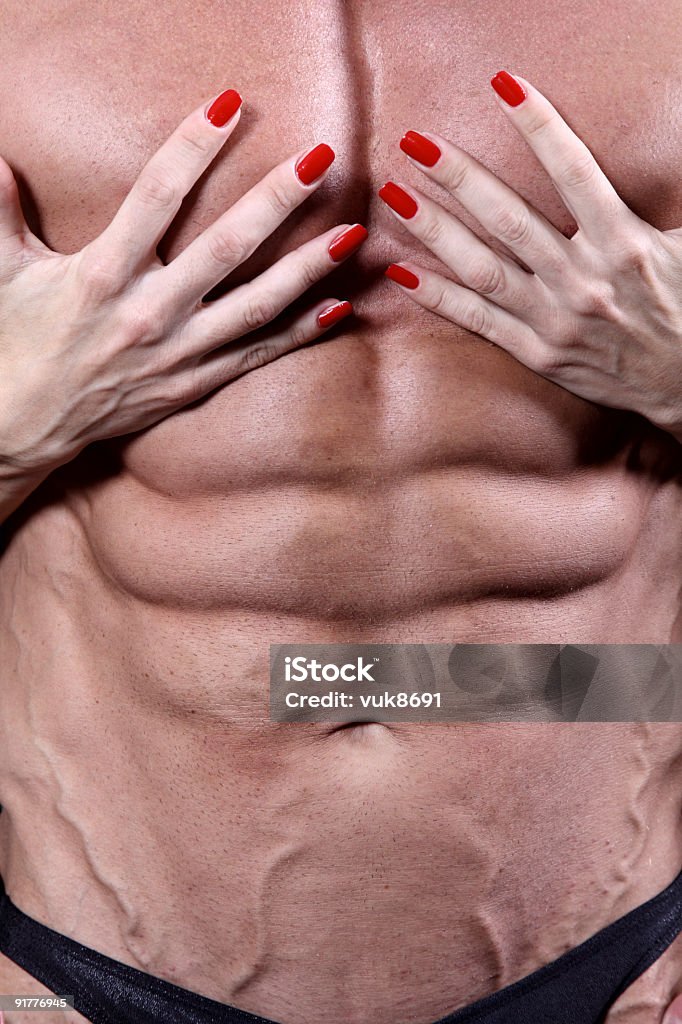 Mulher mãos de um homem sexy do torso - Foto de stock de Abdômen Humano royalty-free