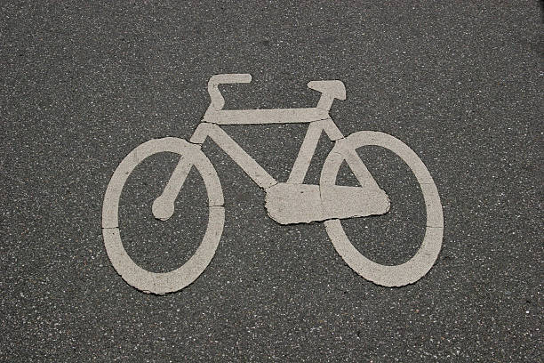 fahrradweg-zeichen, ein fahrrad - bicycle sign symbol bicycle lane stock-fotos und bilder