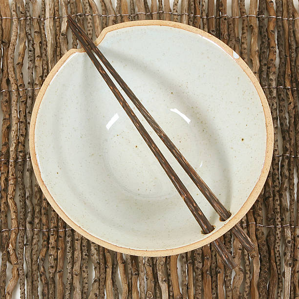 Asiatica ciotola con Bacchette cinesi - foto stock