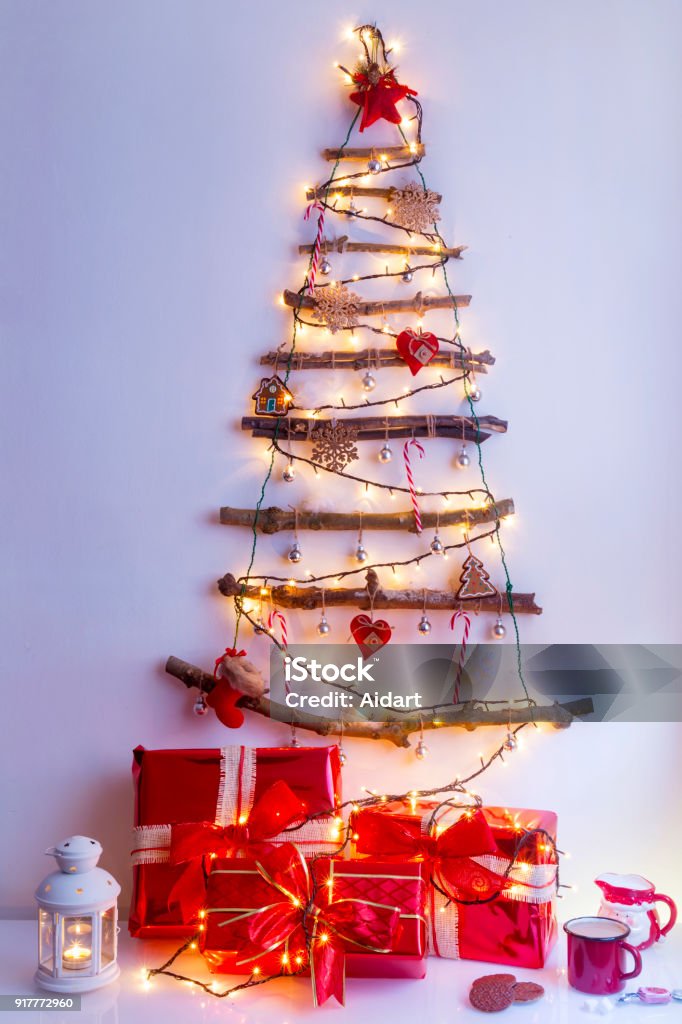 Foto de Árvore De Natal Feita De Galhos Secos Com Luzes E Enfeites e mais  fotos de stock de Antigo - iStock