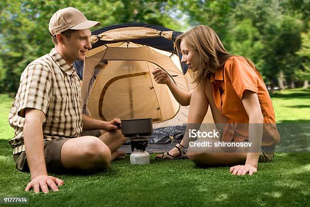 Probar El Almuerzo Foto de stock y más banco de imágenes de Parejas - Parejas, Tienda de campaña, Adulto