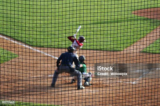 Massa De Baseball Catcher Árbitro À Espera Do Campo - Fotografias de stock e mais imagens de Basebol