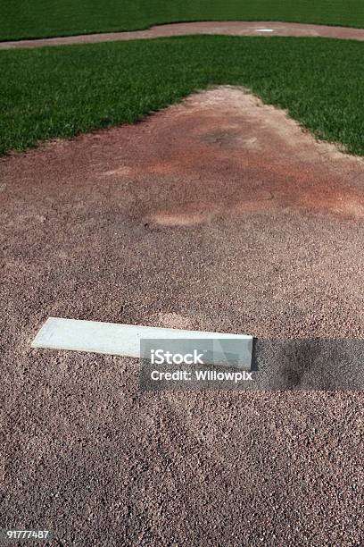 Vecchio Baseball Pitching Mound And Rubber - Fotografie stock e altre immagini di Baseball - Baseball, Campo da baseball, Casa base - Sport