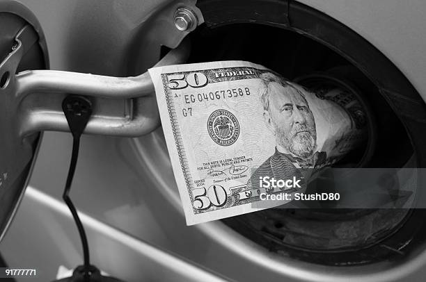 Money Down The Tanktop Stockfoto und mehr Bilder von Benzin - Benzin, Benzintank, Farbbild
