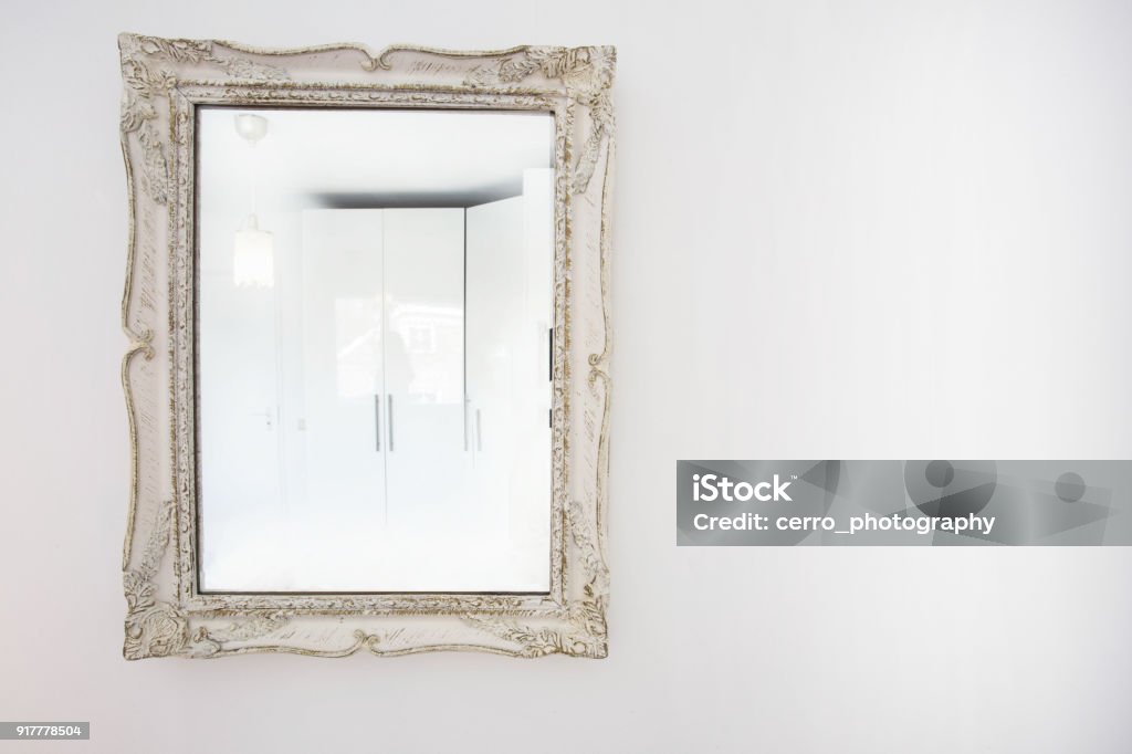 Cadre en bois blanc antique miroir vintage sur mur blanc - Photo de Miroir libre de droits