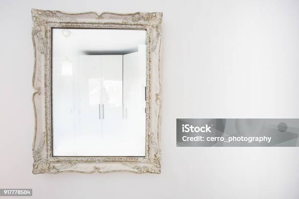 白い壁に白いアンティーク ビンテージ ミラー木製フレーム - 鏡のストックフォトや画像を多数ご用意 - 鏡, 枠, 美術