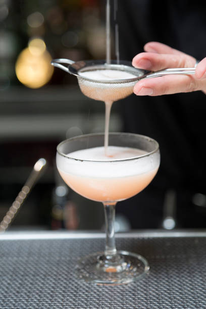 istock Making of pink color cocktail 917778946