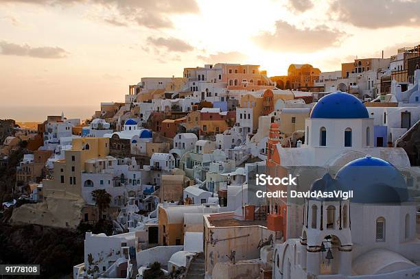 Oia Bei Sonnenuntergang Stockfoto und mehr Bilder von Anhöhe - Anhöhe, Belfried von Brügge, Blau