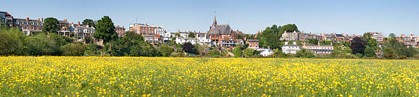 Panorama de las praderas y los edificios en la ciudad de Chester - foto de stock