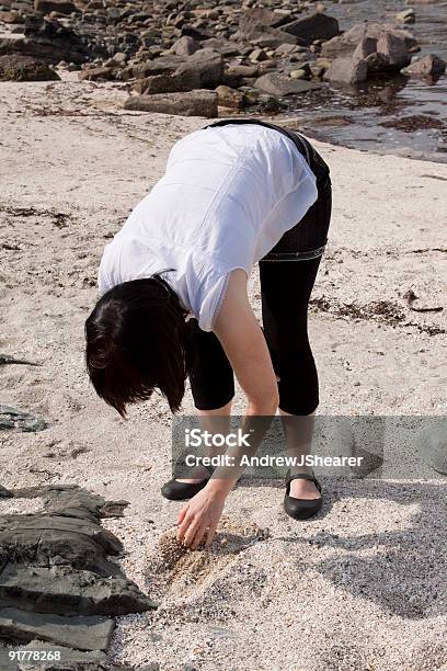 Praia Menina - Fotografias de stock e mais imagens de Adulto - Adulto, Ao Ar Livre, Areia