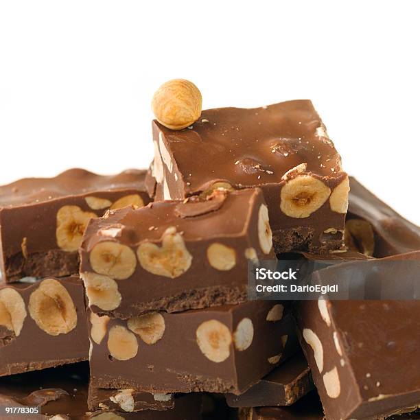 Quadrado Pedaços De Chocolate Com Avelãs Fundo Branco - Fotografias de stock e mais imagens de Avelã