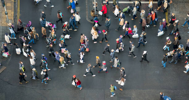 tłumy pieszych przechodzące przez ulicę - sfotografowane bezpośrednio z góry - women walking shopping street zdjęcia i obrazy z banku zdjęć