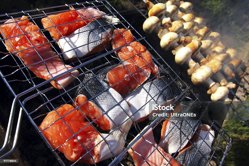 Salmone alla griglia e funghi - Foto stock royalty-free di Alimentazione sana