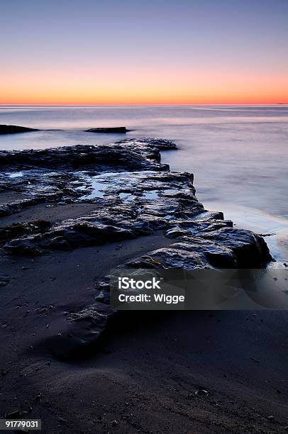 Roca En La Costa Y Mar Al Amanecer Foto de stock y más banco de imágenes de Agua - Agua, Aire libre, Amarillo - Color