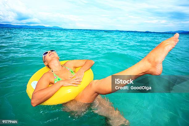 Frau Mit Gelben Tube Stockfoto und mehr Bilder von Attraktive Frau - Attraktive Frau, Bikini, Blau