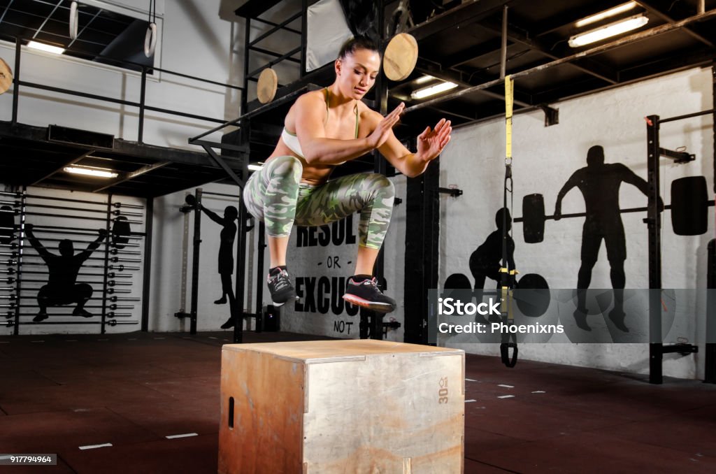 Ziemlich Fit Frau springen auf Holzkiste Trainingskonzept - Lizenzfrei Militärisches Trainingslager Stock-Foto