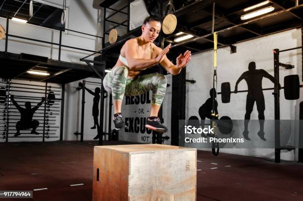 Ziemlich Fit Frau Springen Auf Holzkiste Trainingskonzept Stockfoto und mehr Bilder von Militärisches Trainingslager