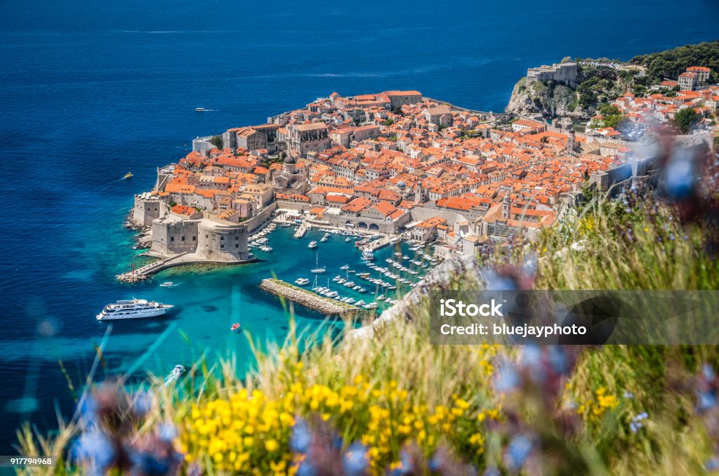 Cidade velha de Dubrovnik, no verão, Dalmácia, Croácia - Foto de stock de Cruzeiro royalty-free