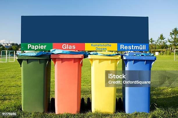 Recyclingkonzept Stockfoto und mehr Bilder von Altglasbehälter - Altglasbehälter, Behälter, Farbbild