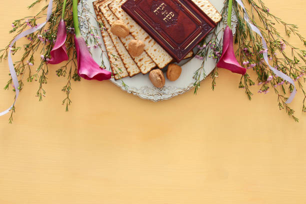 concepto de celebración de pesah (festividad de la pascua judía). libro tradicional con texto en hebreo: hagadá de pésaj (pascua cuento). - passover seder matzo judaism fotografías e imágenes de stock