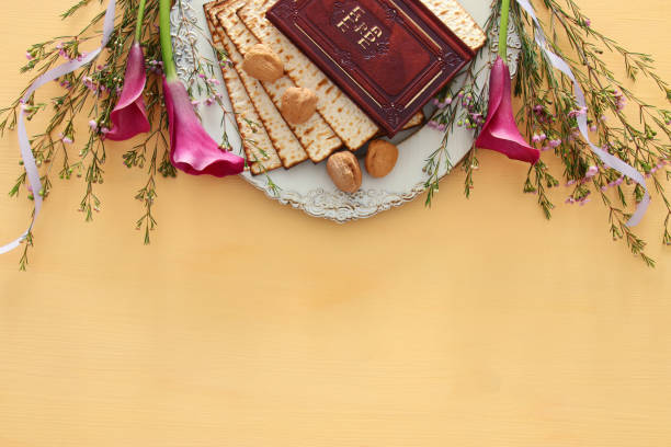 pesah お祝いの概念 (ユダヤ人の過越祭の休日)。ヘブライ語のテキストと伝統的な本: 過越祭 haggadah (過越の物語)。 - matzo passover food judaism ストックフォトと画像
