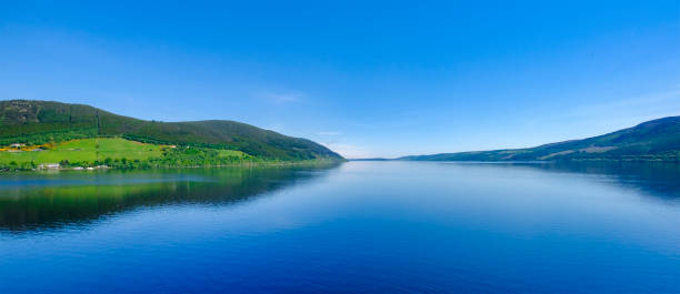 loch ness, un grande, profondo lago d'acqua dolce nelle highlands scozzesi famoso in tutto il mondo per il suo castello, castle urquhart, e per il suo mostro, il timido "nessie". - acqua dolce foto e immagini stock