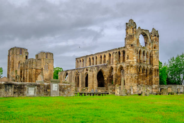 catedral de elgin, ruina histórica de un edificio medieval en 1224, situado en el noreste de escocia. - uk cathedral cemetery day fotografías e imágenes de stock