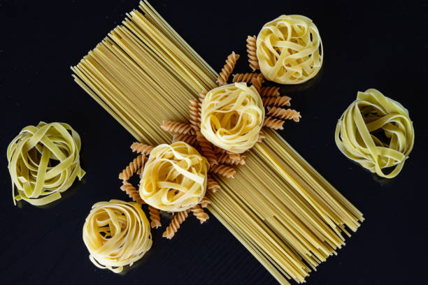 istock Geometry with spaghetti, tagliatelle, noodles and fussilli 917806082