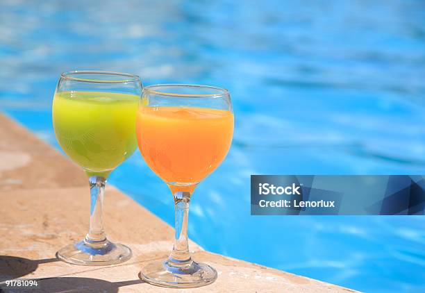 Foto de Com Suco De e mais fotos de stock de Alimentação Saudável - Alimentação Saudável, Ao Lado de Piscina, Bebida