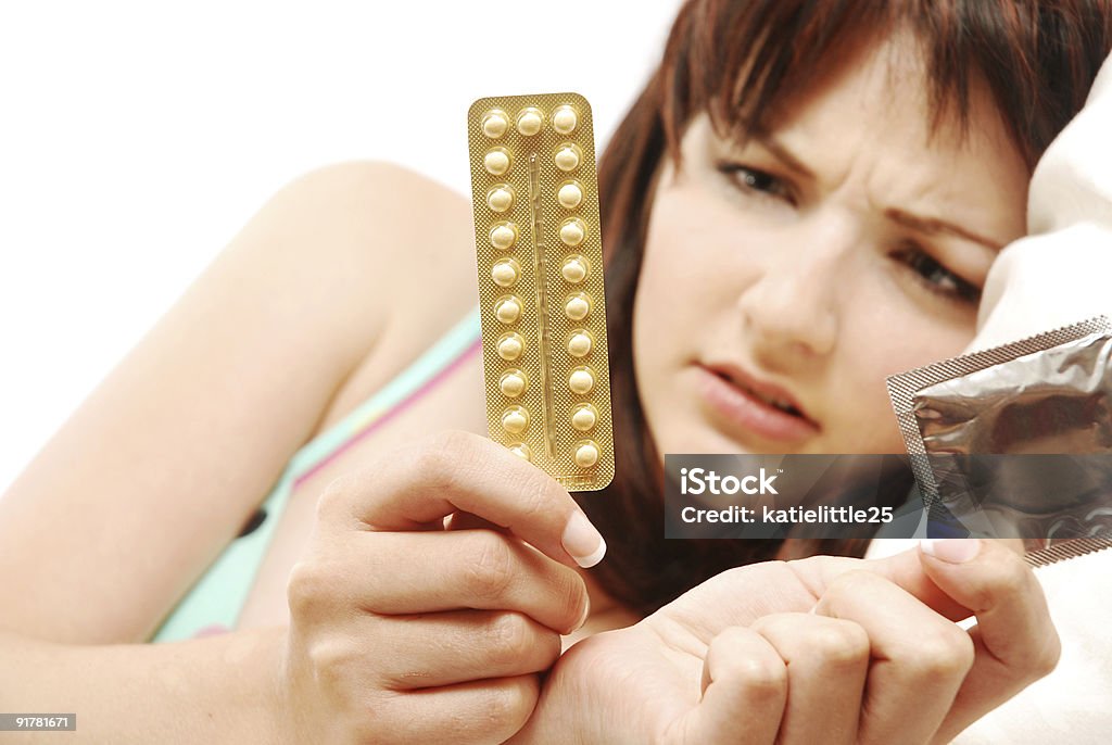 Mulher confusa a contracepção - Foto de stock de Comprimido royalty-free