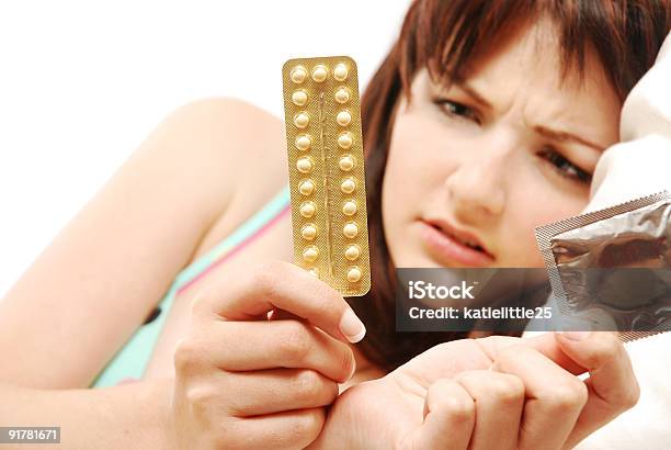 Foto de Mulher Confusa A Contracepção e mais fotos de stock de Comprimido - Comprimido, Contraceptivo, Mulheres