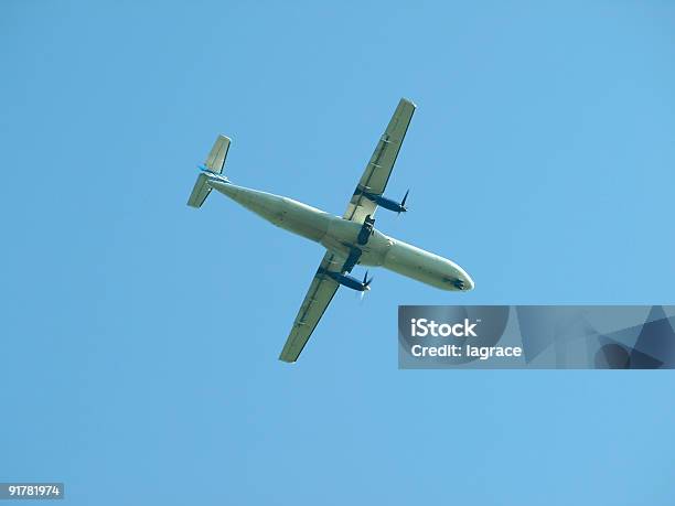 Aereo Sopra La Testa - Fotografie stock e altre immagini di A mezz'aria - A mezz'aria, Aereo di linea, Aerodinamico