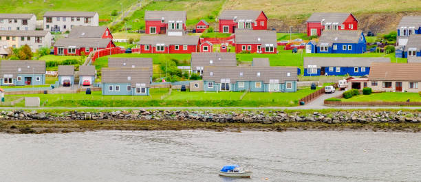 scalloway, największa osada na północnoatlantyckim wybrzeżu lądu, szetlandy, szkocja - shetland islands zdjęcia i obrazy z banku zdjęć