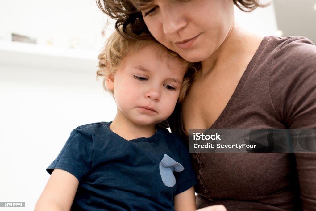 Madre a calmado hijo llorando - Foto de stock de Madre libre de derechos