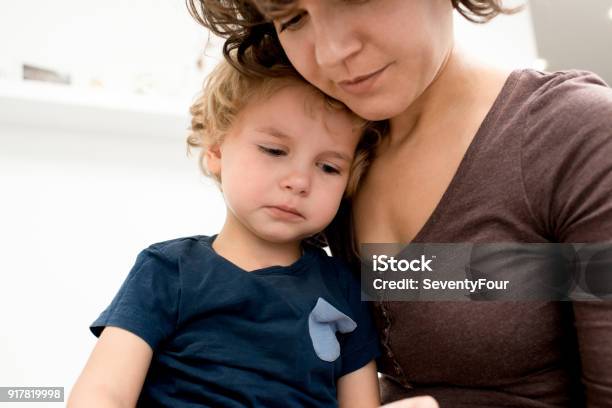 Madre A Calmado Hijo Llorando Foto de stock y más banco de imágenes de Madre - Madre, Niño, Niño pequeño