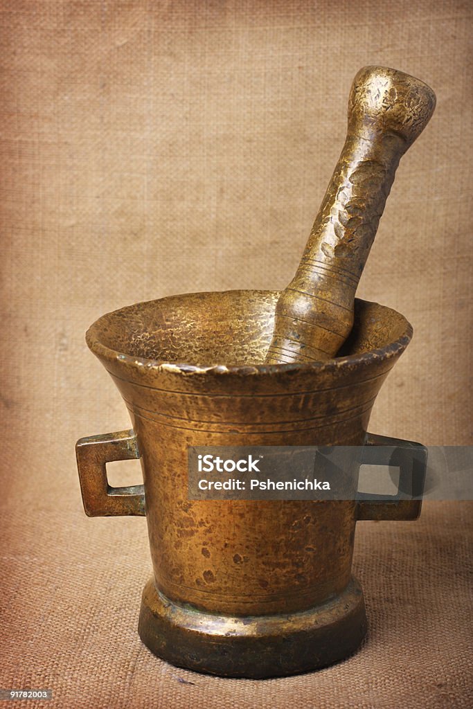 Vecchio bronzo mortar - Foto stock royalty-free di Alchimia
