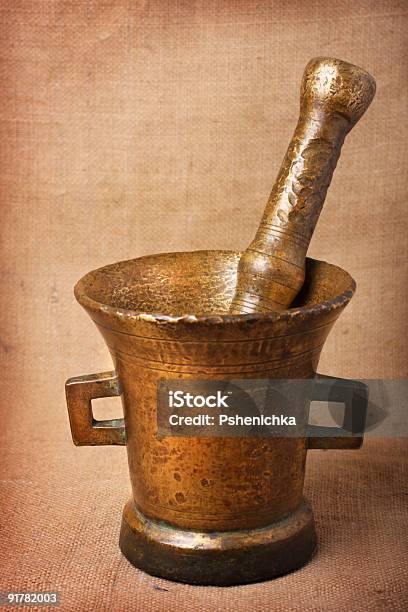 Vecchio Bronzo Mortar - Fotografie stock e altre immagini di Alchimia - Alchimia, Antico - Condizione, Antico - Vecchio stile