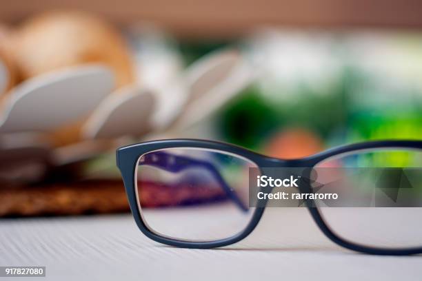 Foto de Um Par De Óculos e mais fotos de stock de Óculos - Óculos, Mesa - Mobília, Monóculo