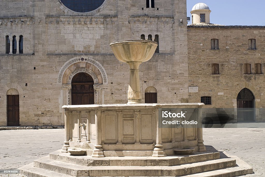 Igreja e Bevagna-fonte na Praça Silvestri - Royalty-free Antigo Foto de stock