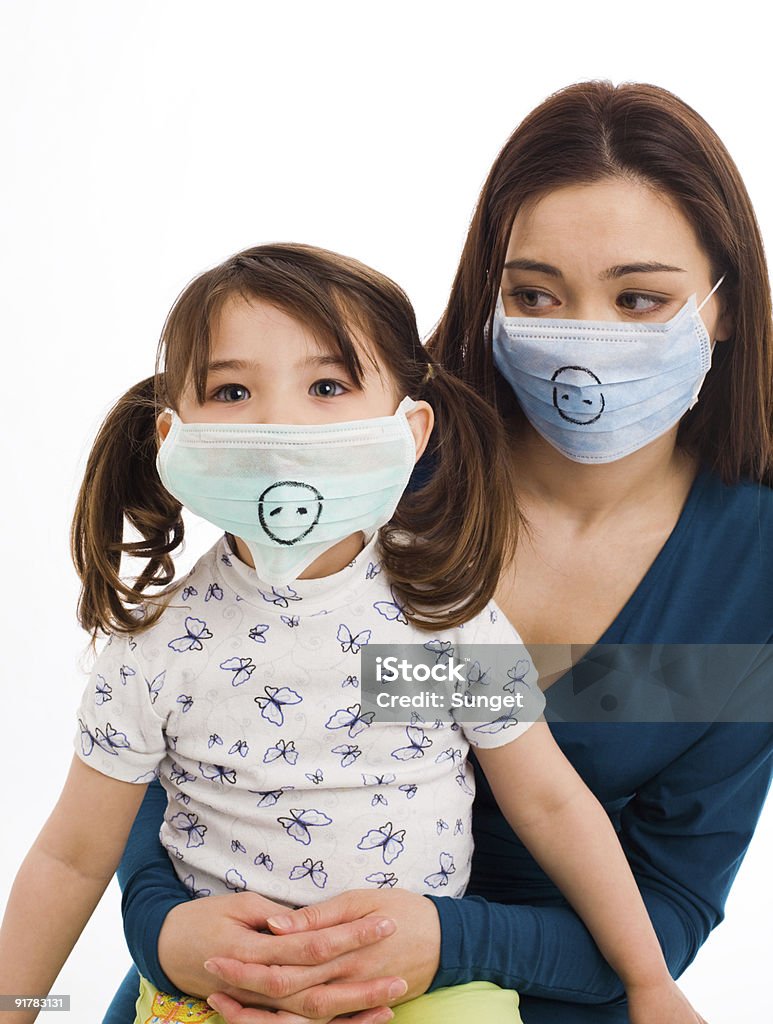Madre e hija en las máscaras cirujano - Foto de stock de Adulto libre de derechos