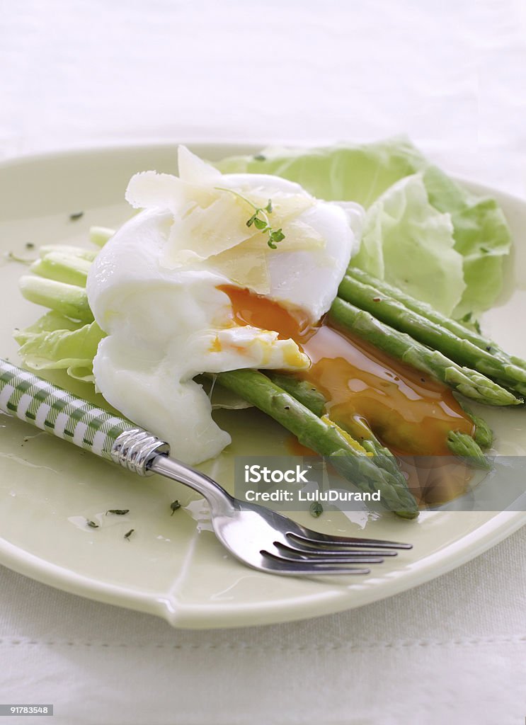 Spargel mit pochiertem Ei und Käse - Lizenzfrei Ei Stock-Foto
